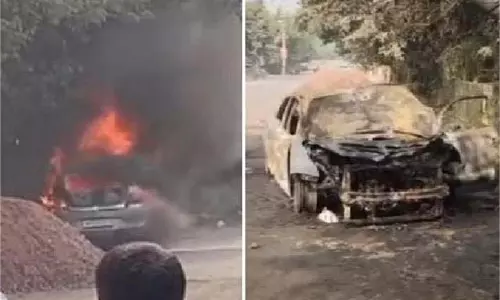 Haryana: सीएनजी बलेनो में लगी आग, कार में रखे 3.80 लाख रुपये राख Haryana: सीएनजी बलेनो में लगी आग, कार में रखे 3.80 लाख रुपये राख