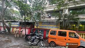 Road construction work ,का निरीक्षण कर रहे नगर निगम अधिकारी पर हमला
