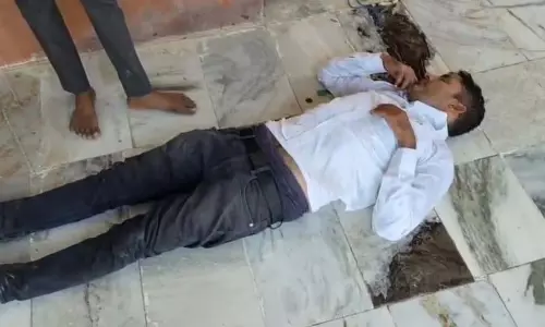 स्कूल गैलरी में सो रहे शराबी गुरुजी का वीडियो वायरल, नौकरी से छुट्टी स्कूल गैलरी में सो रहे शराबी गुरुजी का वीडियो वायरल, नौकरी से छुट्टी