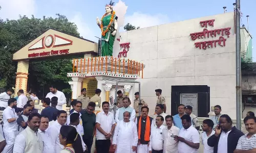 CM साय ने रायपुर कलेक्ट्रेट के सामने छत्तीसगढ़ महतारी की प्रतिमा पर किया माल्यार्पण
