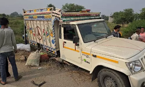 3 किसानों की मौत 8 घायल, हाईवे पर कुछ समय के लिए अफरा-तफरी का माहौल 3 किसानों की मौत 8 घायल, हाईवे पर कुछ समय के लिए अफरा-तफरी का माहौल