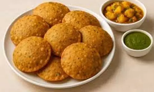 Masala Puri Recipe: गरमा-गरम सब्जी के साथ परोसें मसाला पूरी Masala Puri Recipe: गरमा-गरम सब्जी के साथ परोसें मसाला पूरी