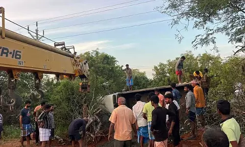 Thenlai के पास मिनी लॉरी पलटने से 3 मजदूर मारे गए, 2 गंभीर रूप से घायल हो गए