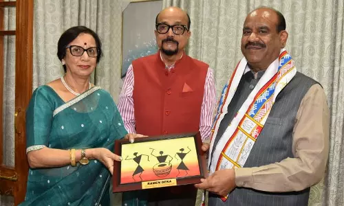 राज्यपाल रमेन डेका ने लोकसभा अध्यक्ष बिड़ला को स्मृति चिन्ह भेंट किया