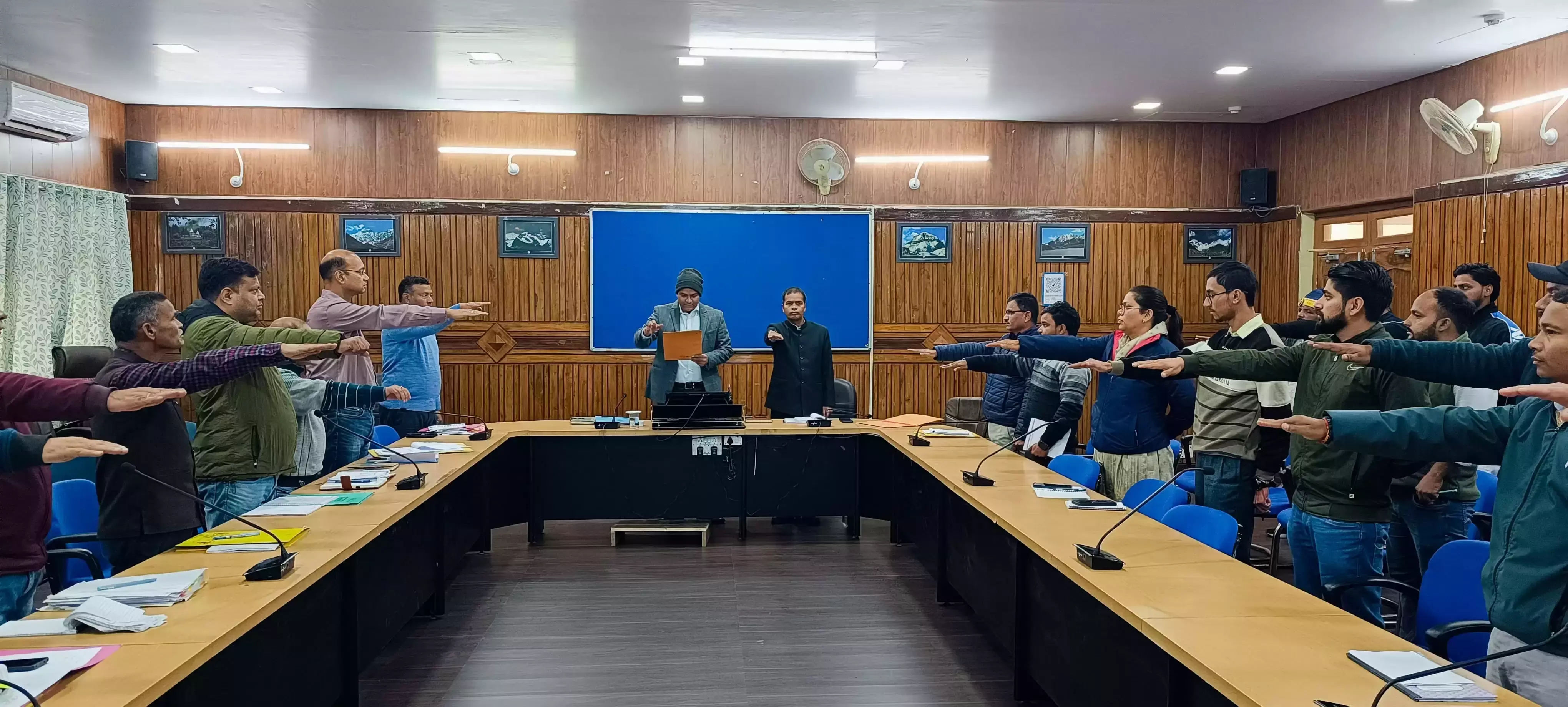 Champawat: सरदार पटेल जयंती पर प्रशासनिक अमले ने ली एकता की शपथ Champawat: सरदार पटेल जयंती पर प्रशासनिक अमले ने ली एकता की शपथ