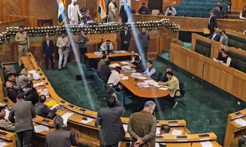 Srinagar: सदन में रील विवाद बढ़ा, स्पीकर ने पत्रकार के खिलाफ कार्रवाई का दिया आश्वासन Srinagar: सदन में रील विवाद बढ़ा, स्पीकर ने पत्रकार के खिलाफ कार्रवाई का दिया आश्वासन