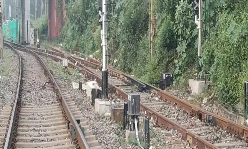 Odisha : झारसुगुड़ा में ट्रेन के आगे कूदकर एक युवक ने आत्महत्या कर ली Odisha : झारसुगुड़ा में ट्रेन के आगे कूदकर एक युवक ने आत्महत्या कर ली