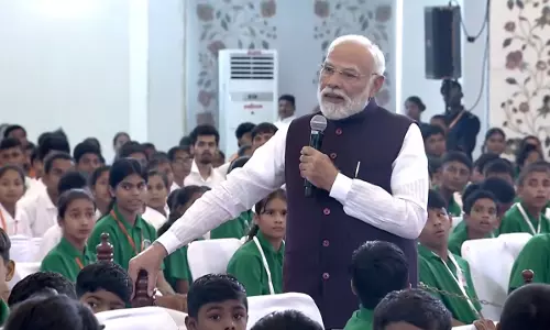 हाथ में माइक थामे PM मोदी, सत्य साईं अस्पताल में बच्चों से बातचीत की
