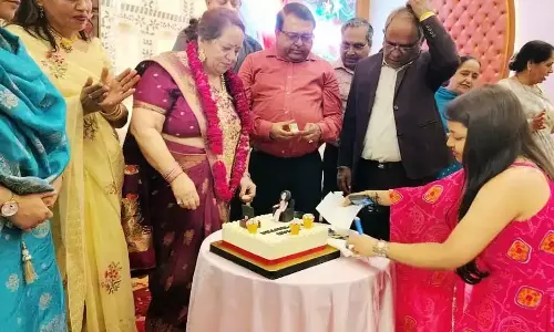 Gurugram: नीलम मल्होत्रा की विदाई पर सहकर्मियों की आंखें हुईं नम Gurugram: नीलम मल्होत्रा की विदाई पर सहकर्मियों की आंखें हुईं नम