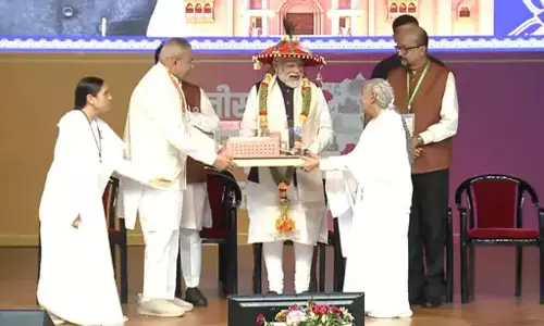 ब्रह्माकुमारी दीदियों ने पीएम मोदी को खुमड़ी पहनाकर किया स्वागत