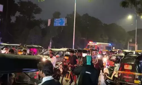 भारी ट्रैफिक जाम में एम्बुलेंस फंसी; निवासियों को डर है कि ट्रैफिक की वजह से जान जा सकती है भारी ट्रैफिक जाम में एम्बुलेंस फंसी; निवासियों को डर है कि ट्रैफिक की वजह से जान जा सकती है