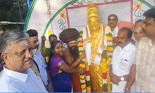 जयंती समारोह: कलेक्टर ने राजराजा चोल की मूर्ति पर माला चढ़ाकर श्रद्धांजलि दी