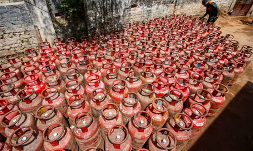 कमर्शियल एलपीजी सिलेंडर के घट गए दाम, 6.50 रुपए तक कम हुई कीमतें कमर्शियल एलपीजी सिलेंडर के घट गए दाम, 6.50 रुपए तक कम हुई कीमतें