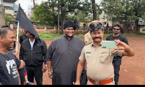 पुलिस इंस्पेक्टर की MES नेता के साथ सेल्फ़ी: कन्नड़ लोग नाराज़ पुलिस इंस्पेक्टर की MES नेता के साथ सेल्फ़ी: कन्नड़ लोग नाराज़