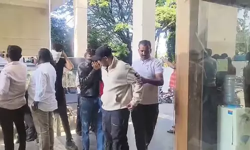 पुलिस ने रेव पार्टी पर छापा मारा: 150 से ज़्यादा लोग हिरासत में लिए गए पुलिस ने रेव पार्टी पर छापा मारा: 150 से ज़्यादा लोग हिरासत में लिए गए