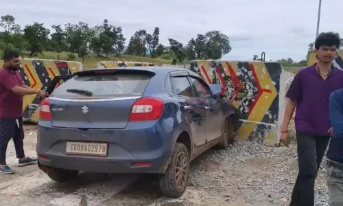 डिवाइडर से टकराई कार, गाड़ी के उड़े परखच्चे, मचा कोहराम डिवाइडर से टकराई कार, गाड़ी के उड़े परखच्चे, मचा कोहराम
