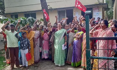 Doddaballapura : ग्रेच्युटी के पैसे की मांग को लेकर विरोध प्रदर्शन Doddaballapura : ग्रेच्युटी के पैसे की मांग को लेकर विरोध प्रदर्शन