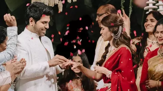 Allu Sirish ने आखिरकार गर्लफ्रेंड नयनिका से खुशी-खुशी सगाई कर ली Allu Sirish ने आखिरकार गर्लफ्रेंड नयनिका से खुशी-खुशी सगाई कर ली