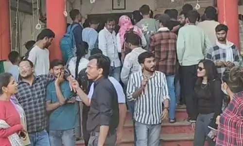 इंस्टीट्यूट में क्लास बंद होने से भड़के छात्र
