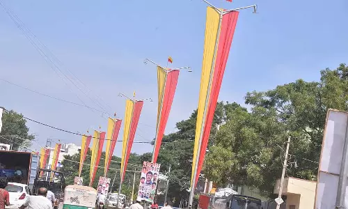Karnataka : कन्नड़ झंडा फहराने की तैयारी Karnataka : कन्नड़ झंडा फहराने की तैयारी