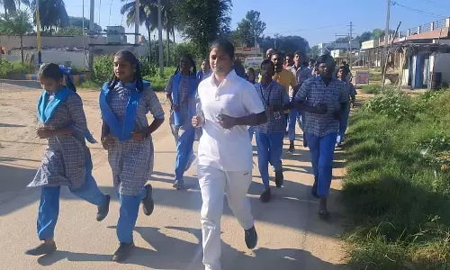 Karnataka : छात्रों, पुलिस अधिकारियों की दौड़