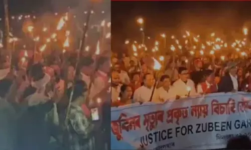 Assam के अज़ारा में ज़ुबीन गर्ग के समर्थन में हज़ारों लोगों का प्रदर्शन Assam के अज़ारा में ज़ुबीन गर्ग के समर्थन में हज़ारों लोगों का प्रदर्शन
