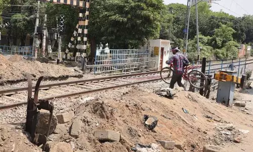 Jalandhar: रेलवे क्रॉसिंग लंबे समय तक बंद रहने के विरोध में स्थानीय निवासियों ने प्रदर्शन किया