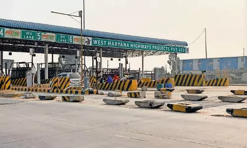 Bahadurgarh: हरियाणा टोल प्लाजा पर चल रहा बड़ा फर्जीवाड़ा, रोजाना लाखों की लूट Bahadurgarh: हरियाणा टोल प्लाजा पर चल रहा बड़ा फर्जीवाड़ा, रोजाना लाखों की लूट