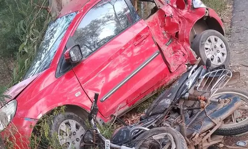 Haryana : रेवाड़ी में सड़क दुर्घटना में तीन लोगों की मौत, चार घायल Haryana : रेवाड़ी में सड़क दुर्घटना में तीन लोगों की मौत, चार घायल