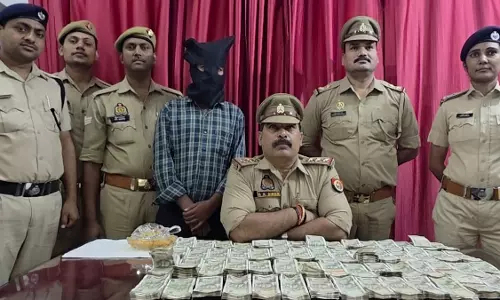 बड़े खेल का पर्दाफाश? प्लास्टिक बैग में 24 लाख कैश लेकर जा रहा था युवक, ट्रेन में धरा गया बड़े खेल का पर्दाफाश? प्लास्टिक बैग में 24 लाख कैश लेकर जा रहा था युवक, ट्रेन में धरा गया