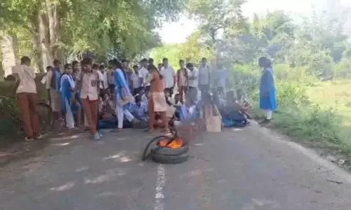 Keonjhar: स्कूल में अनियमित कक्षाओं के विरोध में छात्रों ने सड़क जाम की Keonjhar: स्कूल में अनियमित कक्षाओं के विरोध में छात्रों ने सड़क जाम की