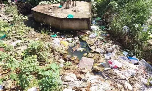 प्राइवेट बस स्टैंड पर गंदा पानी जमा है; यात्री नाक बंद कर रहे हैं