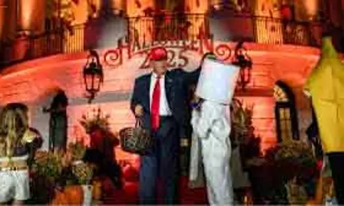 शटडाउन के बावजूद ट्रम्प ने व्हाइट हाउस में हैलोवीन मनाया शटडाउन के बावजूद ट्रम्प ने व्हाइट हाउस में हैलोवीन मनाया