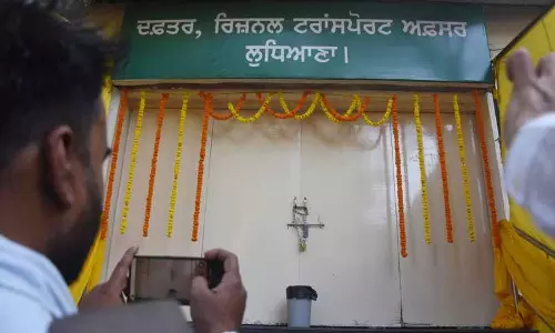 पंजाब के मुख्यमंत्री ने लुधियाना में RTO कार्यालय पर ताला लगाया, कोई खोलने की हिम्मत नहीं कर रहा पंजाब के मुख्यमंत्री ने लुधियाना में RTO कार्यालय पर ताला लगाया, कोई खोलने की हिम्मत नहीं कर रहा