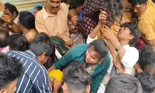 Ycp नेताओं ने कासिबुग्गा भगदड़ पर एपी सरकार की आलोचना की Ycp नेताओं ने कासिबुग्गा भगदड़ पर एपी सरकार की आलोचना की