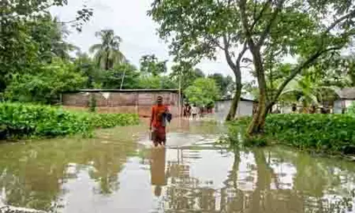 उत्तर Bengal में लगातार बारिश से नदियाँ उफान पर, बाढ़ का खतरा बढ़ा उत्तर Bengal में लगातार बारिश से नदियाँ उफान पर, बाढ़ का खतरा बढ़ा