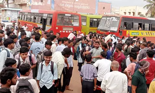 बस समय पर नहीं आ रही; छात्रों ने विरोध प्रदर्शन किया