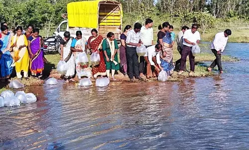 Sandur : राजनाहल्ली झील में 1.40 लाख मछली के बच्चे