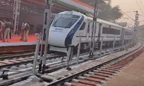 कोच्चि-बेंगलुरु के बीच नई वंदे भारत ट्रेन की सेवाएँ शीघ्र शुरू होंगी कोच्चि-बेंगलुरु के बीच नई वंदे भारत ट्रेन की सेवाएँ शीघ्र शुरू होंगी