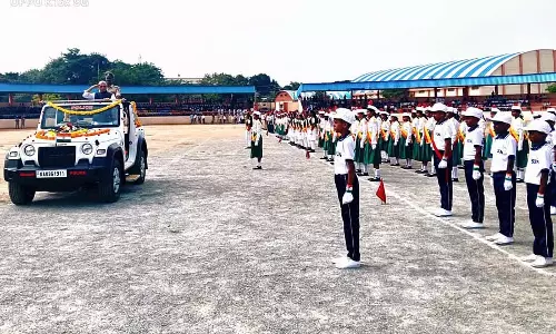 कन्नड़ राज्योत्सव: रायचूर में मंत्री डॉ. शरणप्रकाश पाटिल ने झंडा फहराया कन्नड़ राज्योत्सव: रायचूर में मंत्री डॉ. शरणप्रकाश पाटिल ने झंडा फहराया