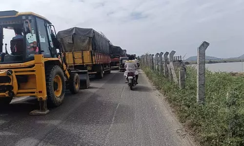 Vadgera : नए पुल और बैराज पर ट्रैफिक बाधित Vadgera : नए पुल और बैराज पर ट्रैफिक बाधित