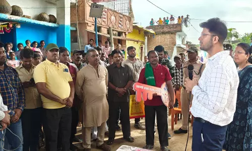 लवनबंद में ग्रामीणों के बीच पहुंचे कलेक्टर दीपक सोनी लवनबंद में ग्रामीणों के बीच पहुंचे कलेक्टर दीपक सोनी