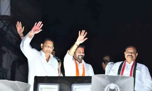 Hyderabad: प्रचार करते समय रेवंत रेड्डी के 2 ऊप्स मोमेंट्स