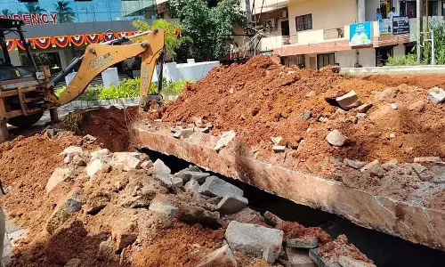 Karnataka : नगरपालिका ने अनाधिकृत इमारत को हटा दिया Karnataka : नगरपालिका ने अनाधिकृत इमारत को हटा दिया