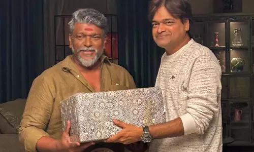 अभिनेता पार्थिबन ने उस्ताद भगत सिंह के निर्देशक हरीश शंकर को मोमेंटो भेंट किया