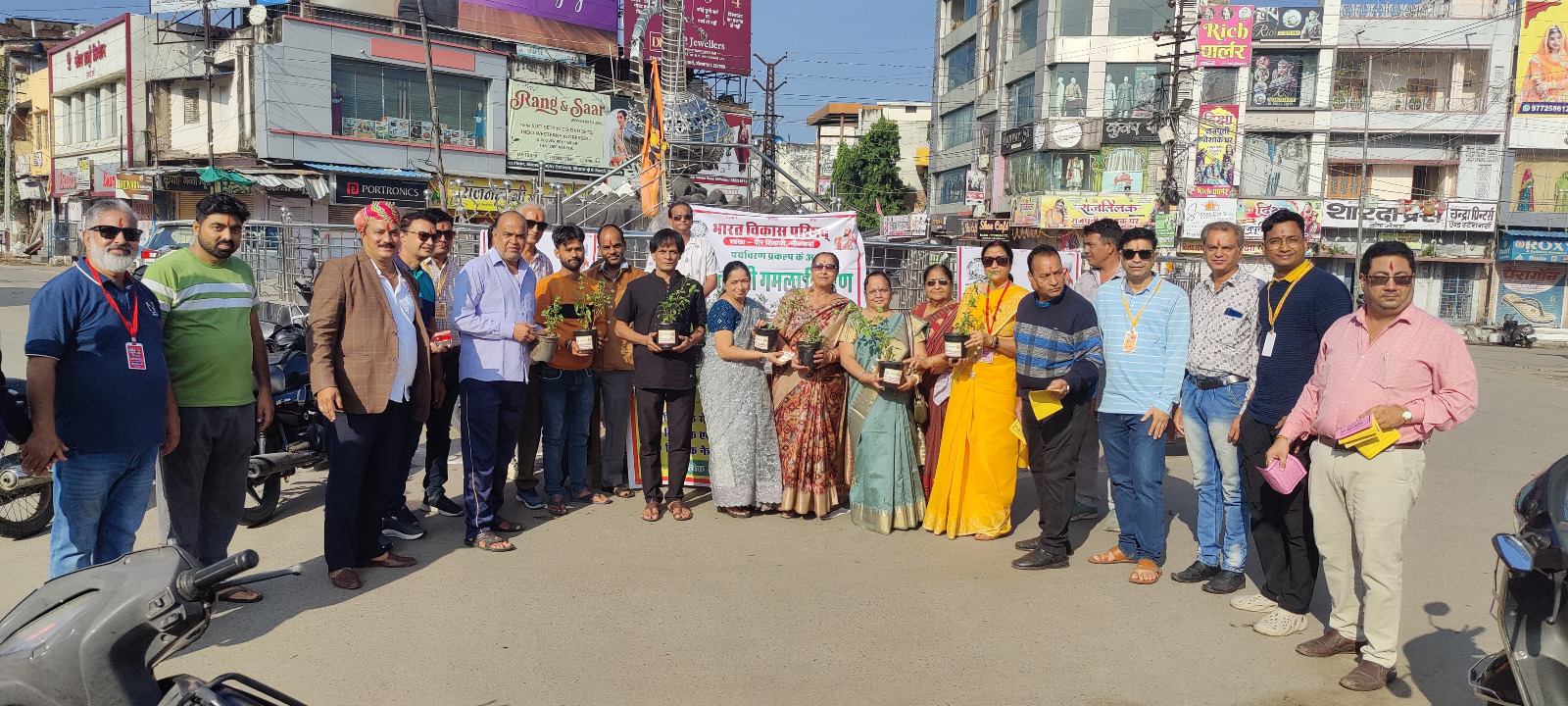 भाविप शिवाजी शाखा ने ओषधीय गुणों से वर्णित पत्रक के साथ किया तुलसी गमलों का निःशुल्क वितरण