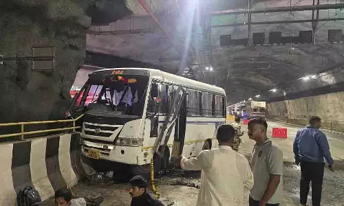 Nashik: समृद्धि राजमार्ग पर मिनी बस दुर्घटना, कई घायल Nashik: समृद्धि राजमार्ग पर मिनी बस दुर्घटना, कई घायल