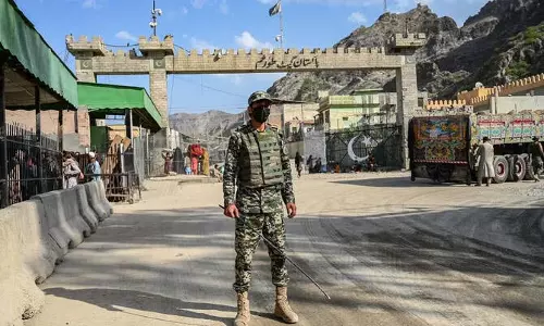 Pakistan  ने तोरखम बॉर्डर आंशिक रूप से खोला, अफगान शरणार्थियों की वापसी शुरू