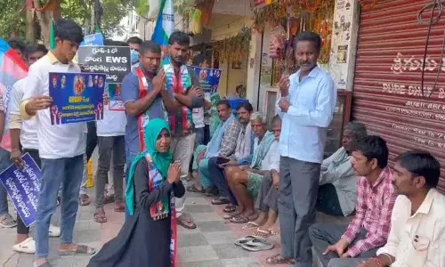 Congress पार्टी को हराओ.. बेरोजगार लोग घुटनों पर बैठकर भीख मांग रहे
