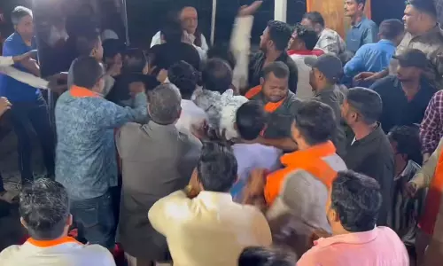 लाइव टीवी डिबेट के दौरान हंगामा, विधायक के समर्थकों पर गुंडागर्दी का आरोप लाइव टीवी डिबेट के दौरान हंगामा, विधायक के समर्थकों पर गुंडागर्दी का आरोप